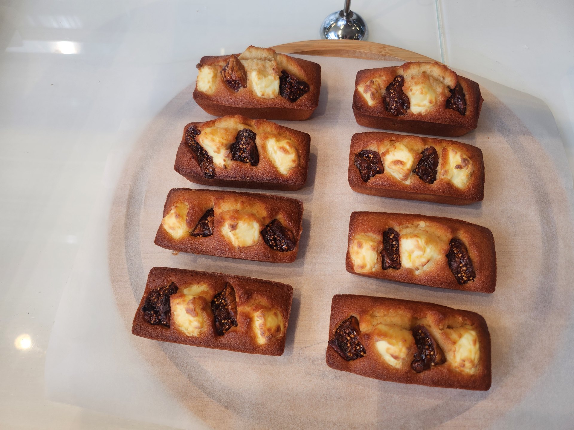 테이블 위에 놓인 CAFE S 베이커리