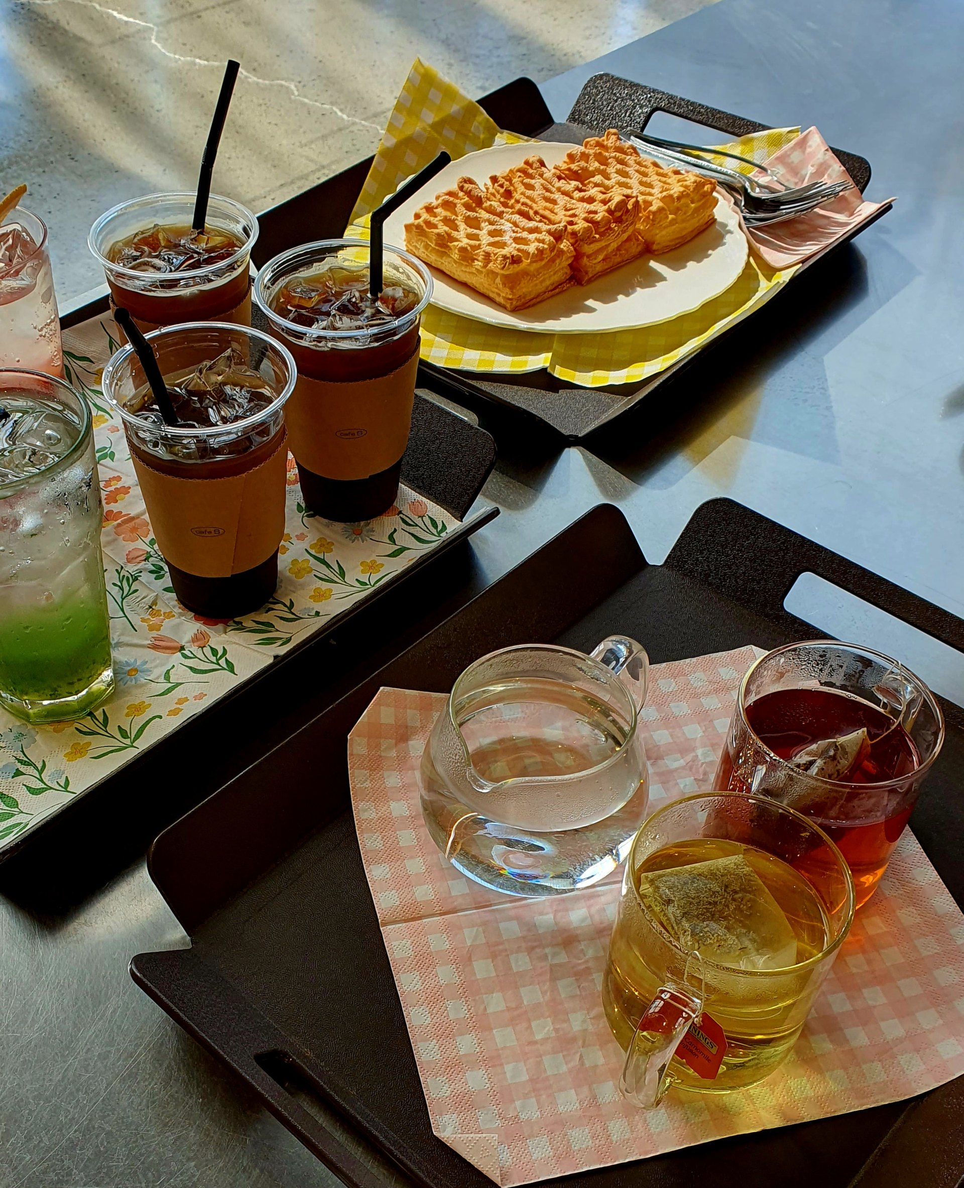 CAFE S의 커피와 차, 와플이 놓인 테이블