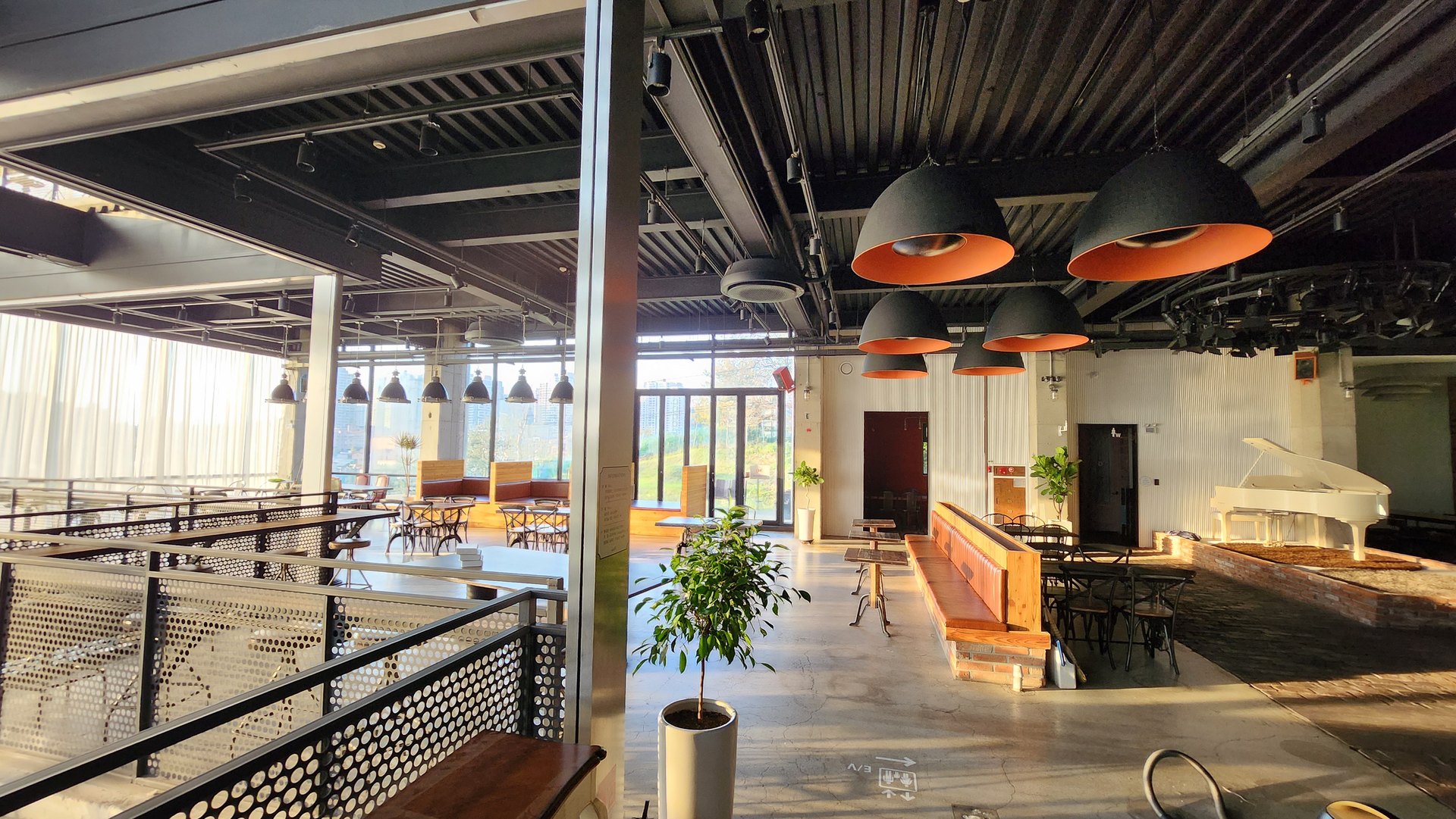 큰 창과 피아노가 있는 CAFE S 좌석 공간