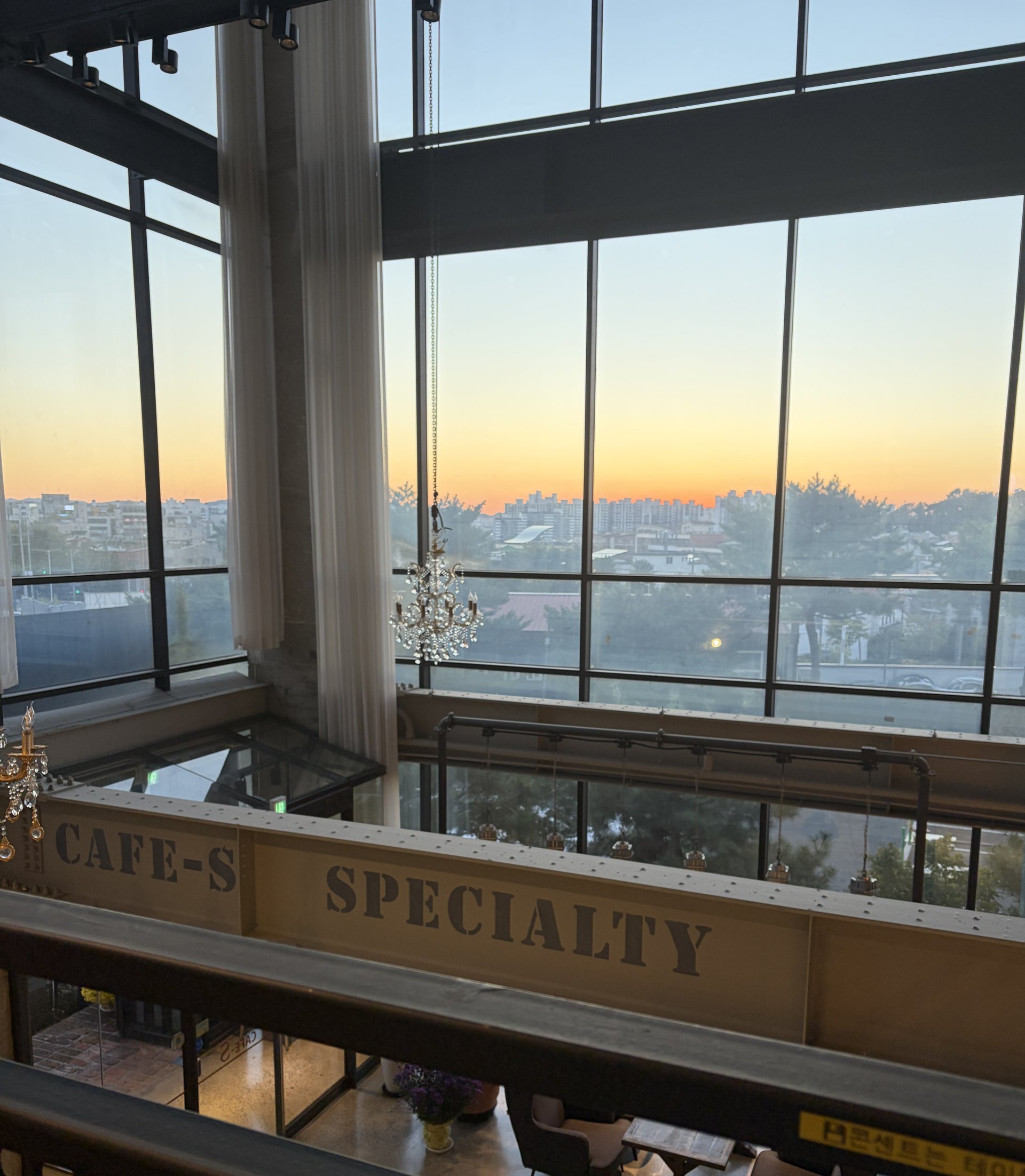 CAFE S의 큰 창 너머로 보이는 석양